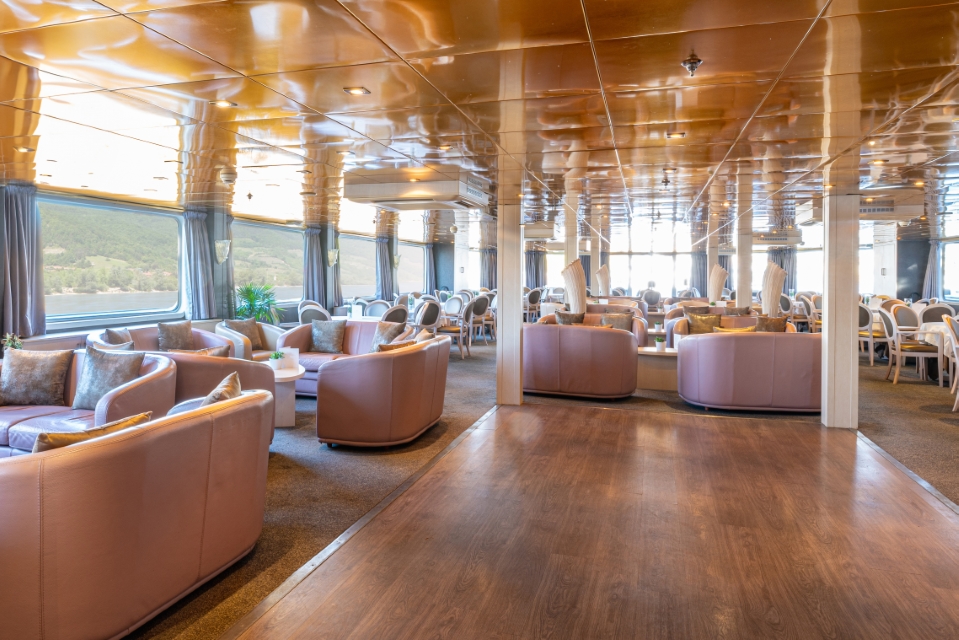 Lounge Bar with Dancefloor